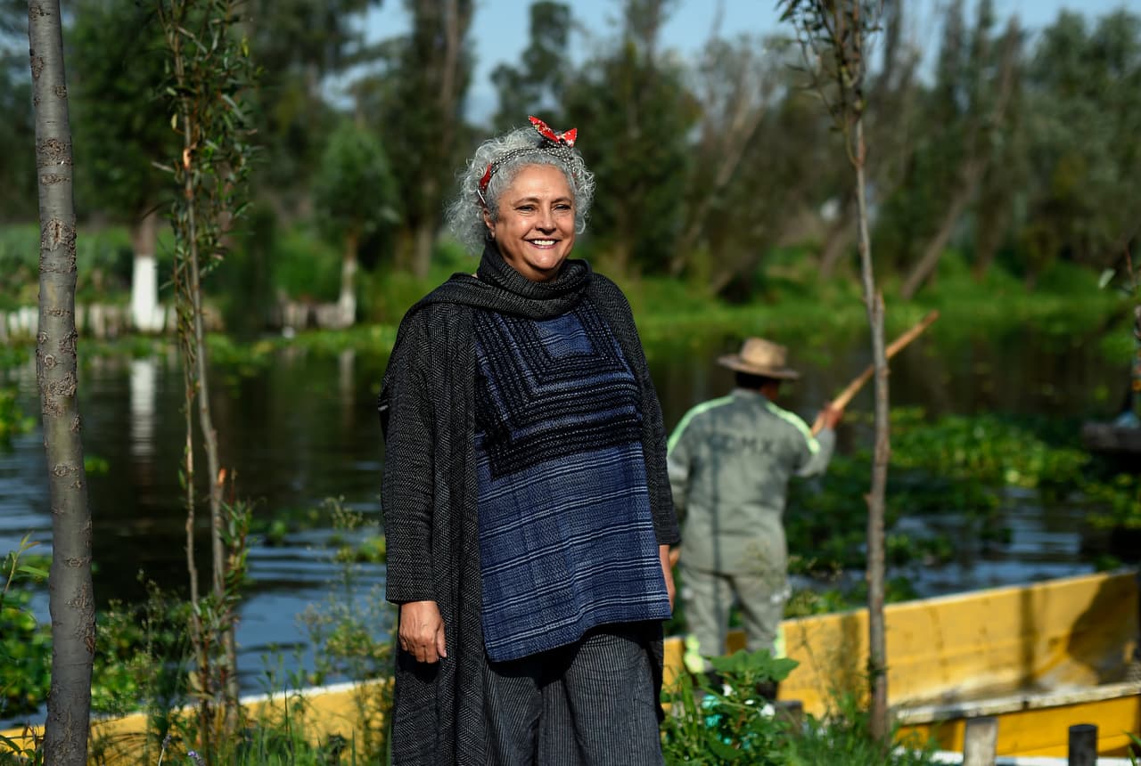 Laura Esquivel es una autora mexicana que comenzó a escribir mientras trabajaba como maestra de jardín de infantes. Escribió obras de teatro para sus alumnos y escribió programas de televisión para niños durante las décadas de 1970 y 1980. Su primera novela,
<i>Como agua para chocolate</i>, se hizo muy famosa internacionalmente y se convirtió en una película premiada.