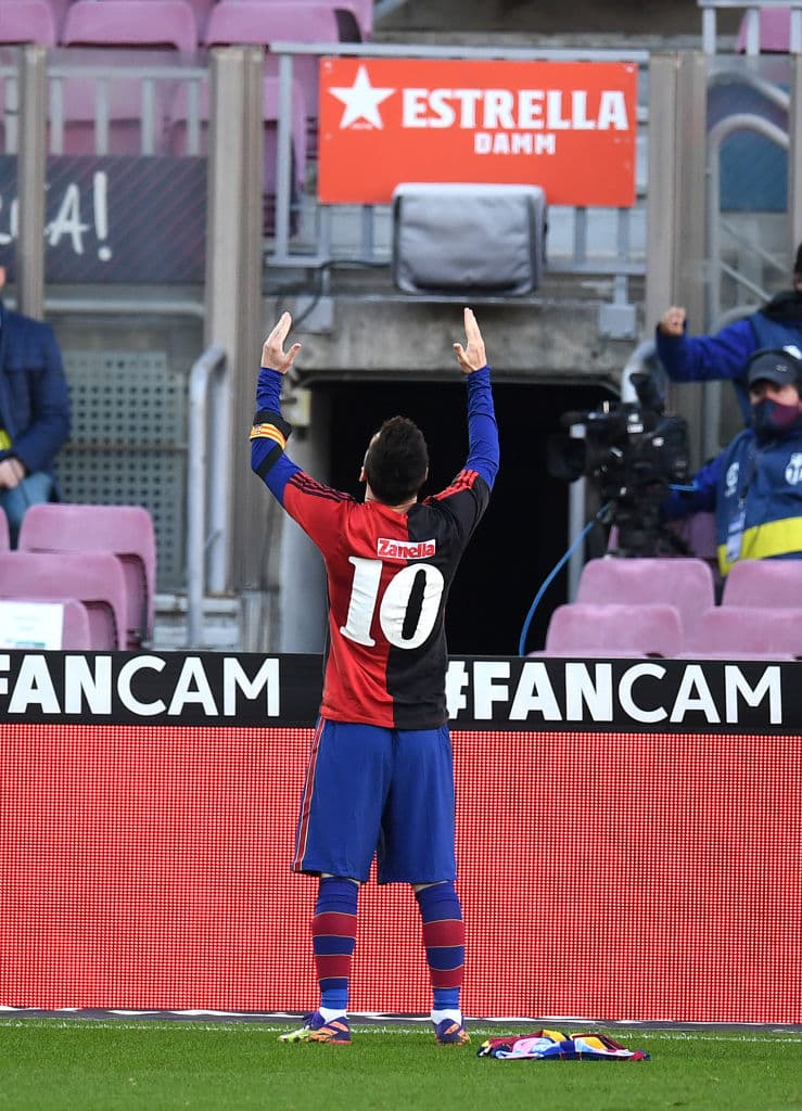 Barcelona golea a Osasuna 4-0 en el Camp Nou y Messi anota el último gol con dedicatoria a Diego Armando Maradona. Martín Braithwait abrió el marcador al minuto 29, le siguió Antoine Griezmann al 42 y el tercer tanto fue por parte de Coutinho, durante la Jornada 11 de La Liga.