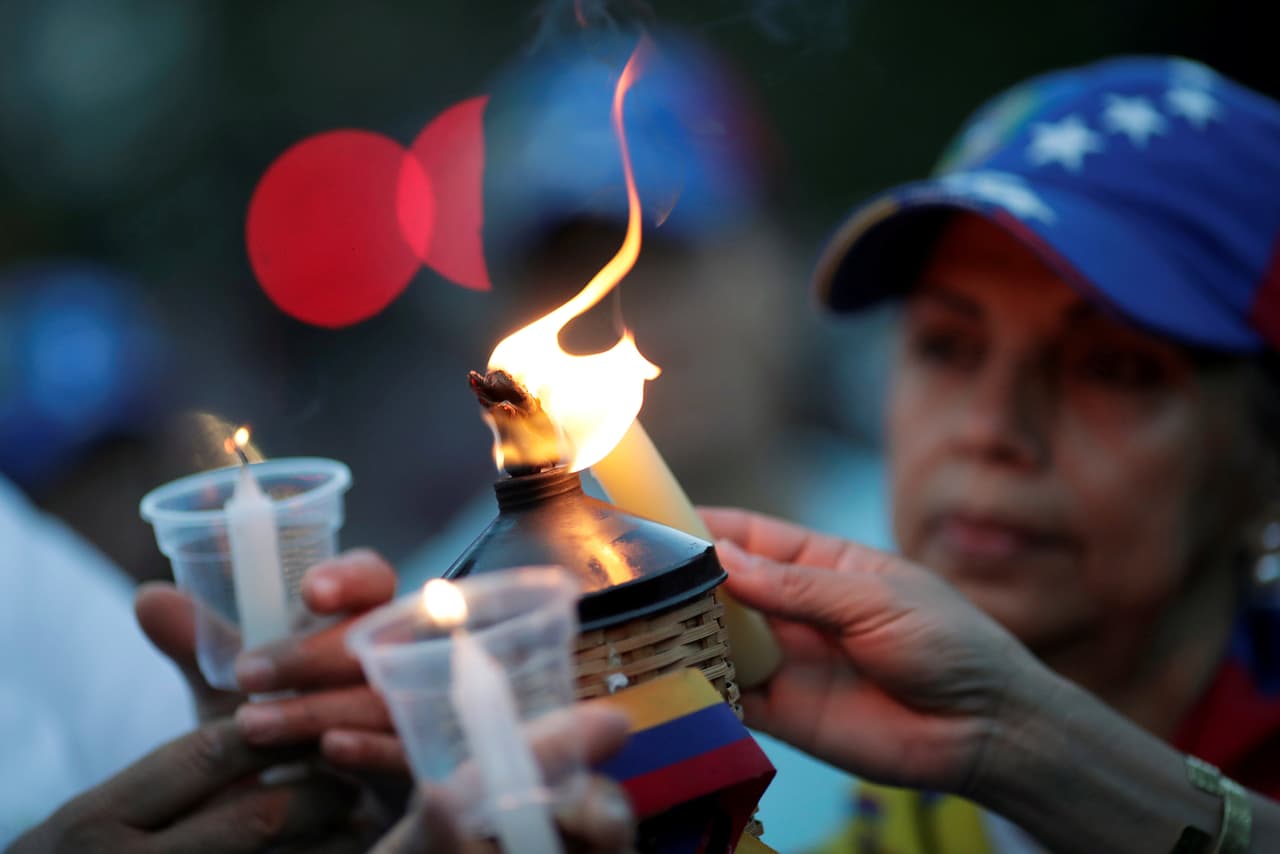 Algunos miembros de la Asamblea Nacional, controlada por la oposición, estaban en el servicio conmemorativo. El legislativo, controlado por la oposición, tiene previsto sesionar este martes.