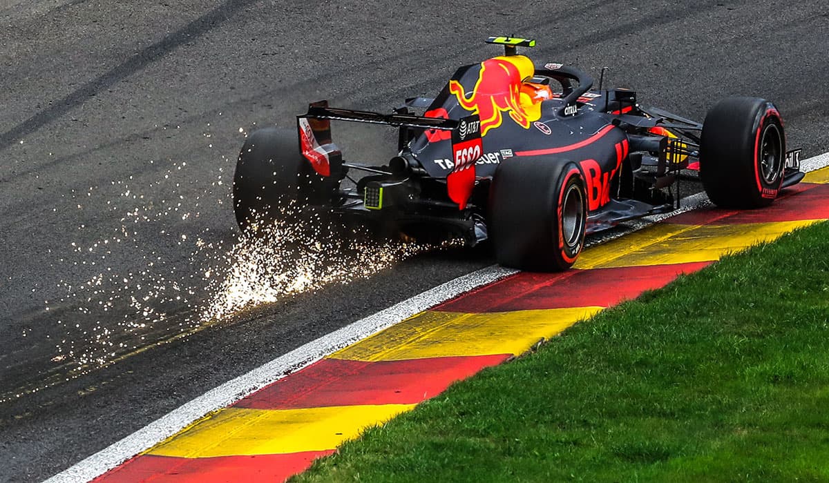 La pista de Spa-Francorchamps causó más de un inconveniente a los pilotos, aquí al monoplaza de Max Verstappen.