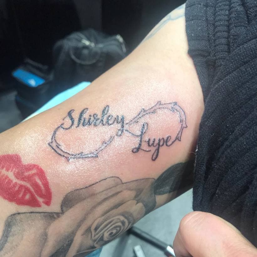 En marzo pasado, el cantante y su entonces pareja, Shirley Arroyo, decidieron hacerse un 'tattoo' para demostrar el amor que en ese tiempo compartían. Sin embargo, la relación 
<a href="https://www.univision.com/famosos/un-mes-despues-de-tatuarse-sus-nombres-lupillo-rivera-y-shirley-arroyo-rompen-su-noviazgo-fotos">terminó un mes después</a>.