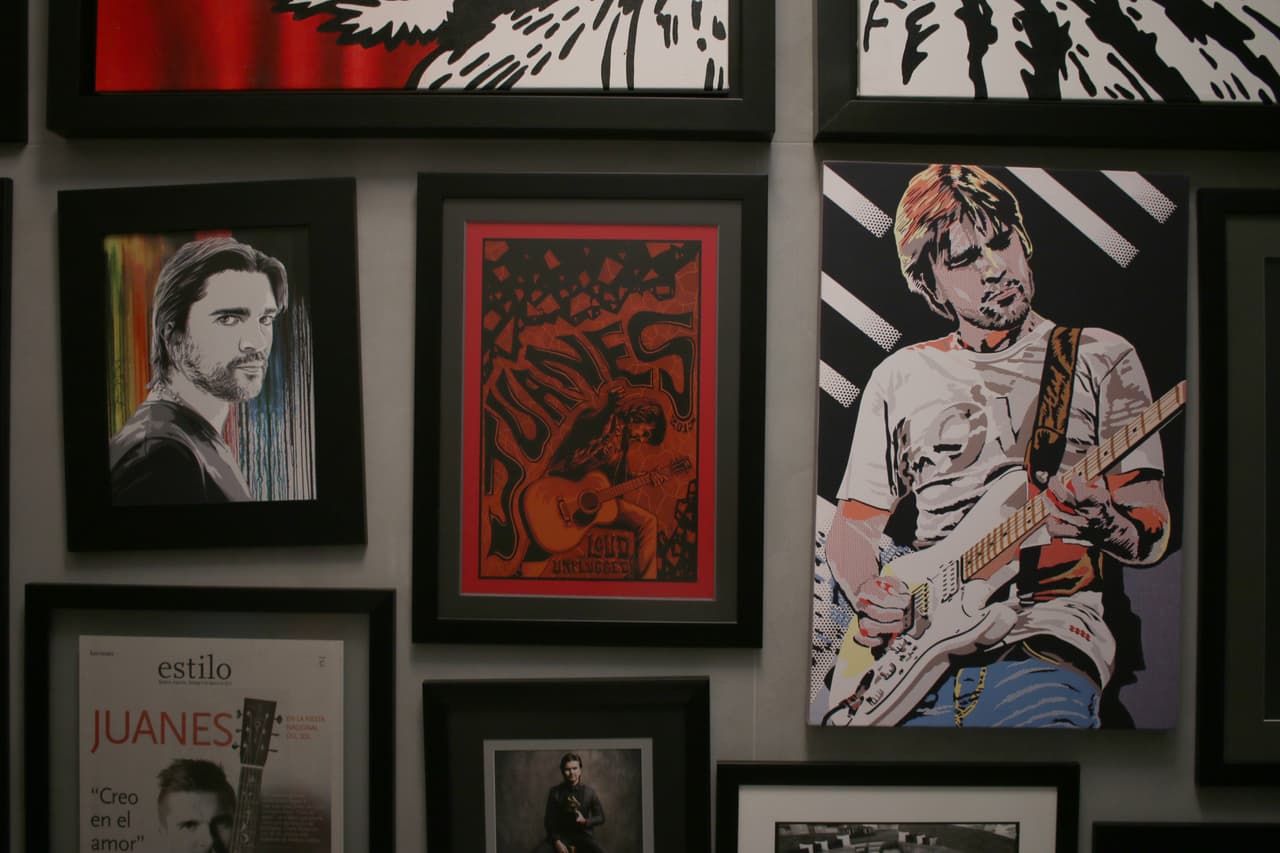 Detalle de la pared afuera del estudio de Juanes, recuerdos de las diferentes etapas de su carrera.
