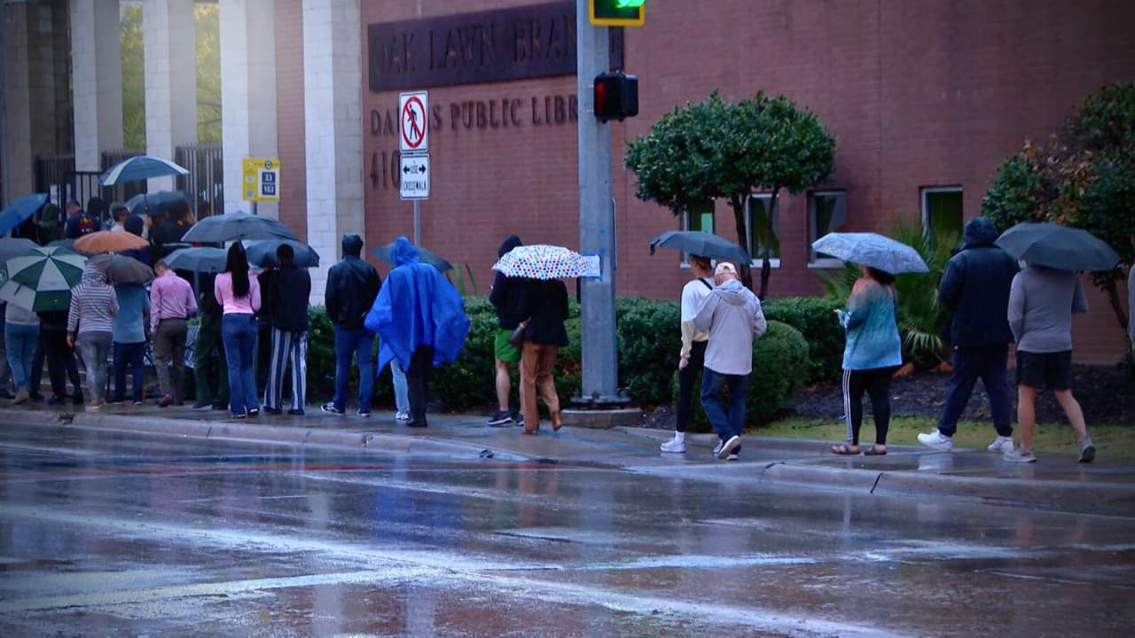 Bajo una llovizna, 
<b>al menos treinta minutos antes de la apertura de las casillas</b>, decenas de personas se congregaron en la 
<a href="https://maps.app.goo.gl/wPFQqzawsgu4a4kY6" target="_blank">biblioteca Oak Lawn Branch</a>, en el norte de Dallas, para ejercer su derecho al voto y 
<b>dar inicio a la <a href="https://www.univision.com/local/dallas-kuvn/politica-dallas/guia-votantes-norte-texas-todo-lo-que-debes-saber-elecciones-5-noviembre-2024" target="_blank">jornada electoral en el norte de Texas</a></b>. Los votantes en Dallas, pueden votar en el centro que deseen.