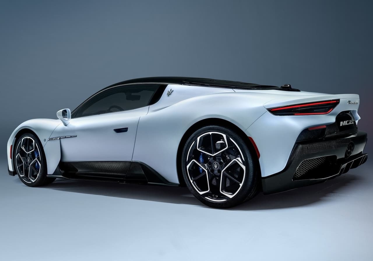 También abunda la fibra de carbono, presente en el techo, los divisores delanteros, estribos laterales e incluso en su parte trasera.