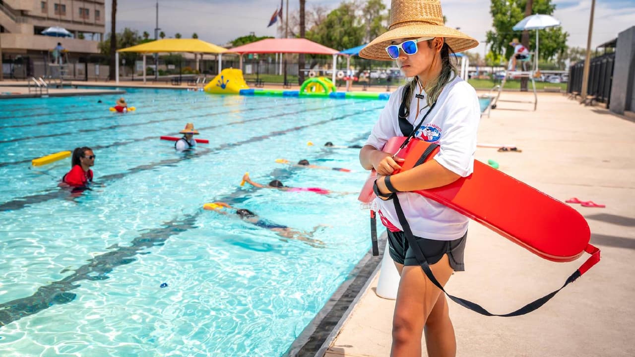 <b>Perry Pool</b>
<br>Abierto de lunes a jueves, sábados y domingos de 12 p.m. a 6 p.m. Viernes cerrado.
<a href="https://www.google.com/maps/place/Perry+Pool/@33.4777328,-112.0129297,15z/data=!4m5!3m4!1s0x0:0xab076894a731e7af!8m2!3d33.4777328!4d-112.0129297?sa=X&ved=0ahUKEwinlN60iMHTAhXIsVQKHXukDmwQ_BIIfTAK" target="_blank">3131 E. Windsor Avenue.</a> Teléfono: 602-262-7367. Niños gratis. Adultos $3.