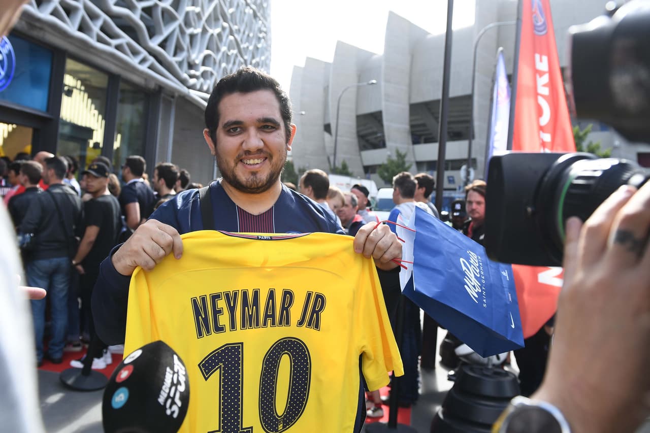 Los hinchas se mostraron orgullosos de recibir a Neymar como nuevo miembro del club.