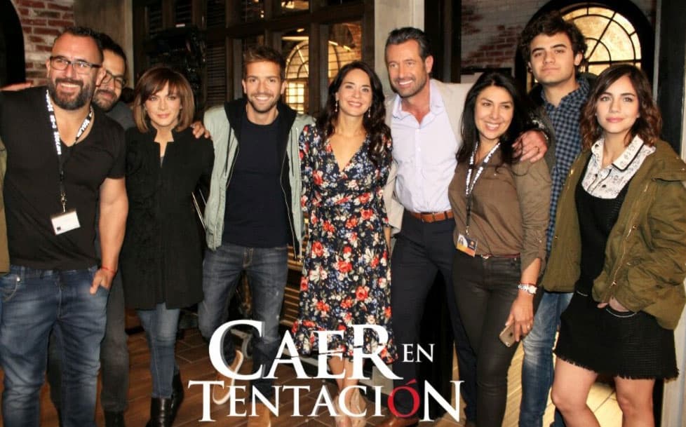 Además de la infidelidad y la deslealtad, la telenovela toca temas como el maltrato a las mujeres, el machismo y problemas de los jóvenes.