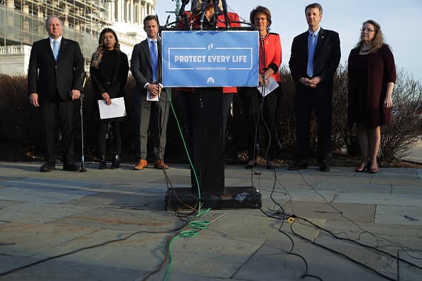 El proyecto de ley contra el aborto patrocinado por el Representante Republicano Tony Tinderholt ordenaría al estado hacer cumplir la medida independientemente de cualquier ley federal, orden ejecutiva o decisión judicial.
