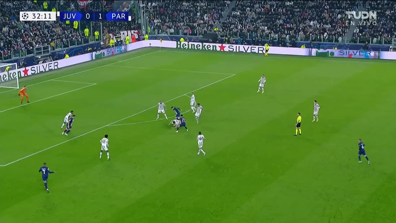 ¡TIRO ATAJADO! disparo por Lionel Messi.