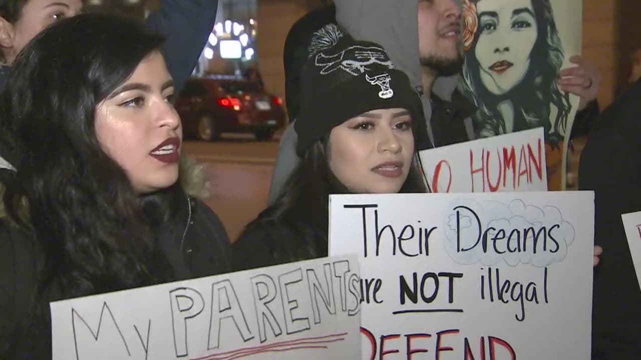 Alumnos de CPS abandonan sus escuelas para exigir la legalización de los indocumentados