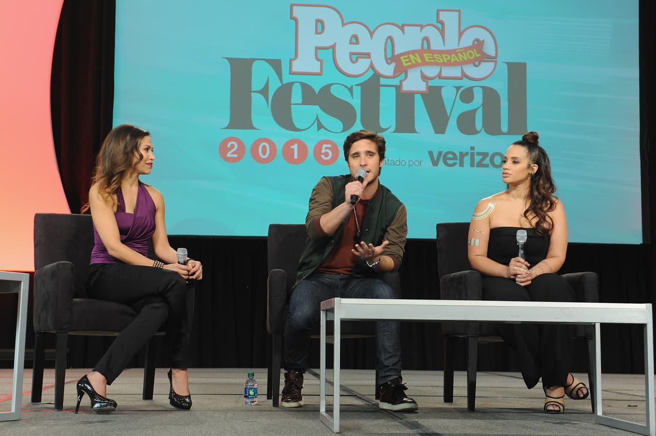 "Suertudo de estar en medio de estas dos mujeres guapas y talentosas", compartió el actor en sus redes sociales.