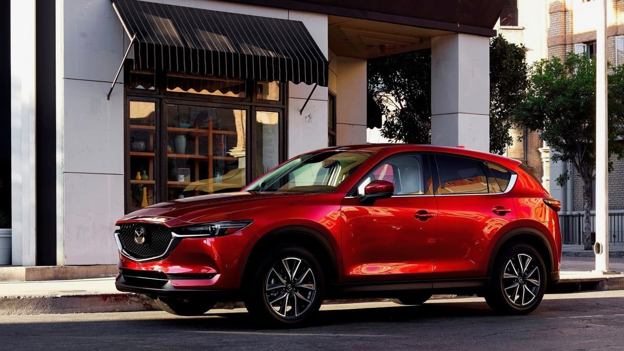 <h3 class="cms-H3-H3">1. Mazda CX-5</h3>
<br>Según Consumer Reports, la
<a href="https://www.univision.com/noticias/mazda/la-mazda-cx-5-llega-a-2019-con-poder-turbo-y-un-sistema-computarizado-de-estabilidad-a-prueba-de-curvas-traicioneras">Mazda CX-5</a> es el vehículo más confiable disponible actualmente en Estados Unidos. Este es solo uno de los muchos atributos de esta fantástica y competente camioneta SUV compacta. Para 2019, la CX-5 gana potencia y torque gracias a la llegada a su menú de motores del mismo 4 cilindros turbo que usa su hermana mayor la Mazda CX-9.
<a href="https://www.univision.com/noticias/mazda/la-mazda-cx-5-llega-a-2019-con-poder-turbo-y-un-sistema-computarizado-de-estabilidad-a-prueba-de-curvas-traicioneras">La probamos</a> y la aprobamos.