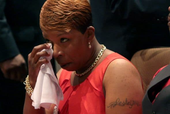Lesley McSpadden no pudo contener las lágrimas en el funeral de su hijo Michael Brown.