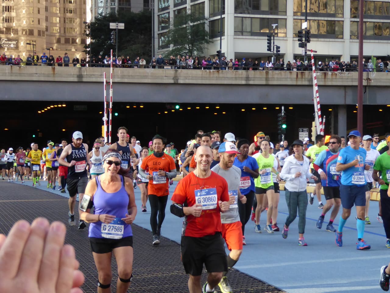 Miles de corredores de más de 100 país se dieron cita en el Maratón de Chicago desde muy temprano. Mira imágenes del ambiente que se está viviendo en este evento deportivo.