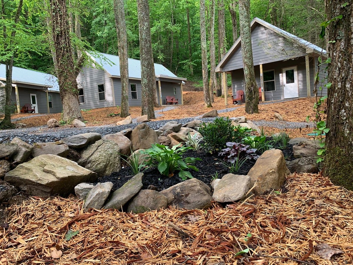 <b><a href="https://www.gingershackfarms.com/">Número 4: Gingershack Farms (Ellijay)</a></b>. Cabañas excepcionalmente limpias ubicadas a minutos de bodegas y huertos locales en el lado este del condado de Gilmer. Ambiente orientado a la familia que ofrece un zoológico interactivo para niños y adultos por igual.