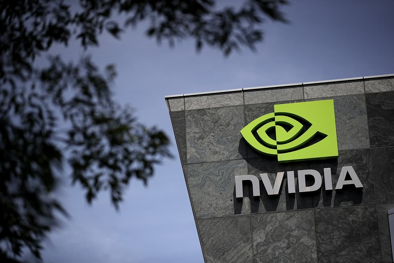 <b>NVIDIA. </b>La multinacional encargada de desarrollar unidades de procesamiento para computadoras personales y móviles vio como sus acciones subieron un 100% este año y registró unos ingresos superiores a los 3,800 millones de dólares,
<a href="https://www.ig.com/es/ideas-de-trading-y-noticias/los-centros-de-datos-y-mellanox-empujan-a-nvidia-a-ingresar-mas--200820#:~:text=el%20segundo%20trimestre-,Los%20centros%20de%20datos%20y%20Mellanox%20empujan%20a%20NVIDIA%20a,y%20supera%20a%20Intel%20Corp." target="_blank">contó ig.com.</a>
<b> Los dos puntos fuertes de la compañía estadounidense son la creación de chips para los videojuegos y los centros de datos. </b>Las acciones de Nvidia (NASDAQ: NVDA) cayeron este martes un 5.6%.