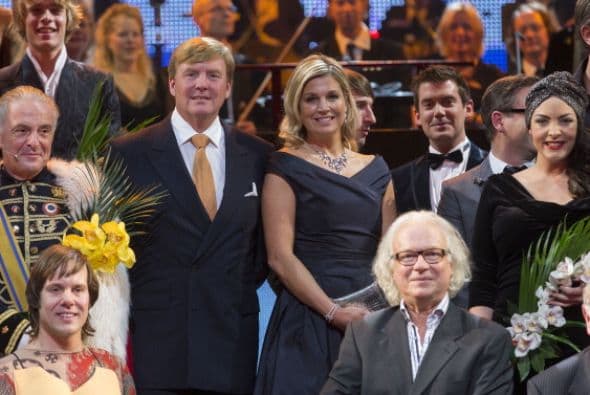 Los reyes posan con los artistas en el Teatro Circo en las celebraciones para conmemorar el 200 aniversario del Reino de los Países Bajos.