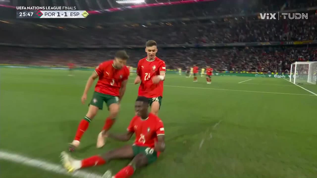 ¡Golazo de Portugal! Riflazo cruzado imposible para Unai Simón