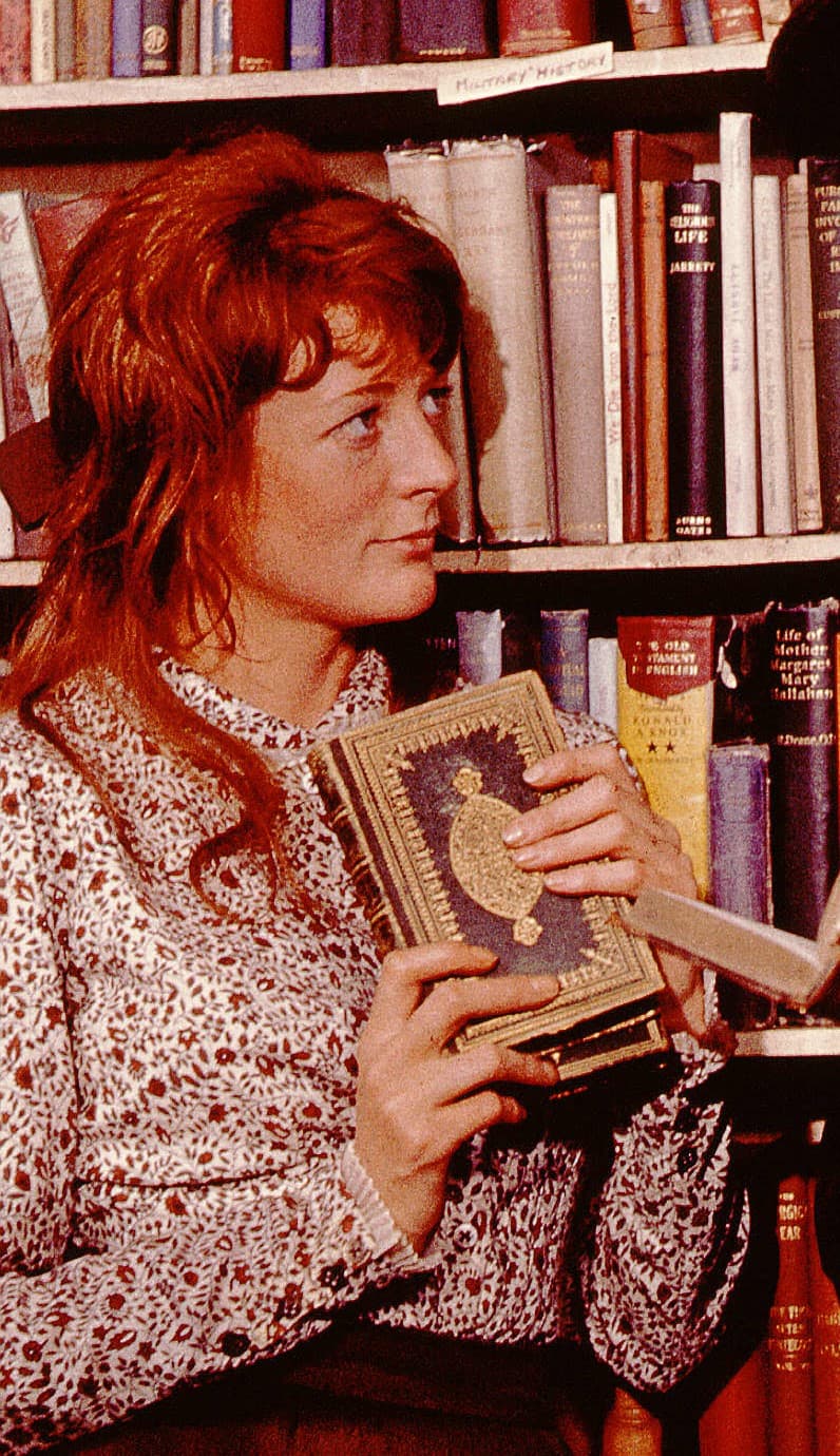 Si bien muchos la recuerdan por su papel como la profesora Minerva McGonagall en la saga de ‘Harry Potter’, la actriz ha formado parte del elenco de muchas otras películas como ‘Hotel Internacional’ (1963), ‘El misionero’ (1982) ‘El club de las primeras esposas’ (1996) y en la serie ‘Downton Abbey’, que duró de 2010 a 2025.
<br>