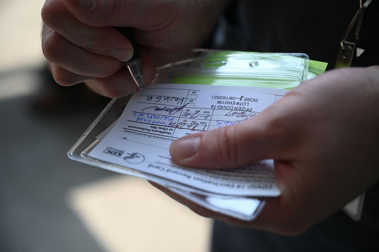 Fiscalía de Manhattan acusa a una mujer de vender 250 tarjetas de vacunación falsas por Instagram