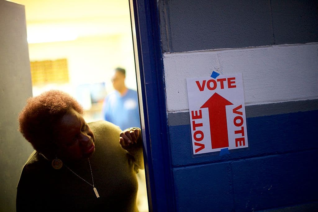No se puede discriminar por género, desde 1920: la Enmienda 19° dice que es ilegal e inconstitucional negar el voto a un ciudadano por esta causa. Y la enmienda 24°, ratificada en 1964, eliminó que se pidieran comprobantes de impuestos a los votantes.