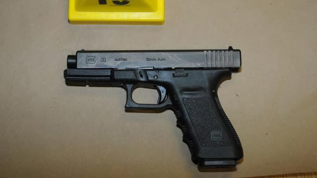 Investigan supuesto accidente en el que policía fuera de servicio se propina un balazo en Houston