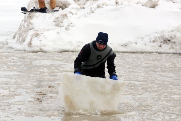 ¡Lo hizo!Mira lo congelado que quedó el comediante Jimmy Fallon luego de aceptar el reto que le hizo el alcalde de Chicago Rahm Emanuel de lanzarse a las congeladas aguas del Lago Chicago durante el Polar Plunge 2014 y con un temperatura de 2 grados