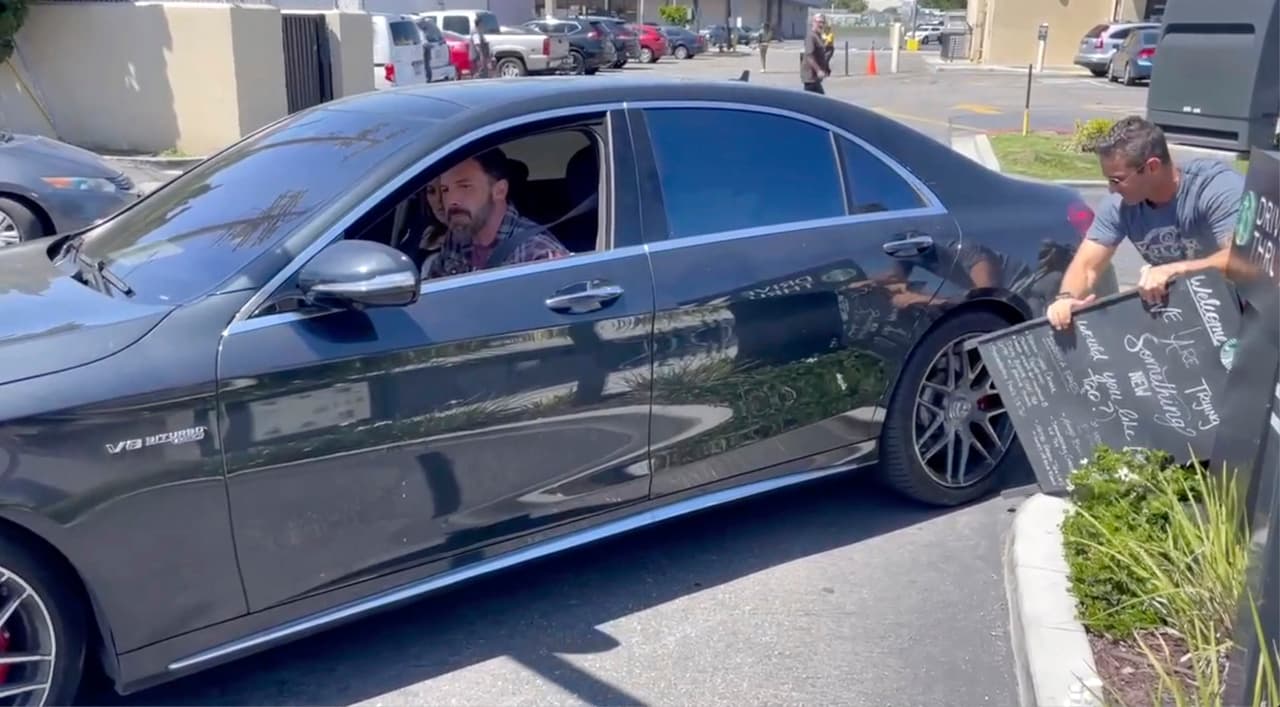 Fue gracias a un par de
<b> paparazzi que los seguían y que respondieron a su auxilio</b> para sacar el letrero que ya estaba insertado debajo de una de las llantas. 
<br>