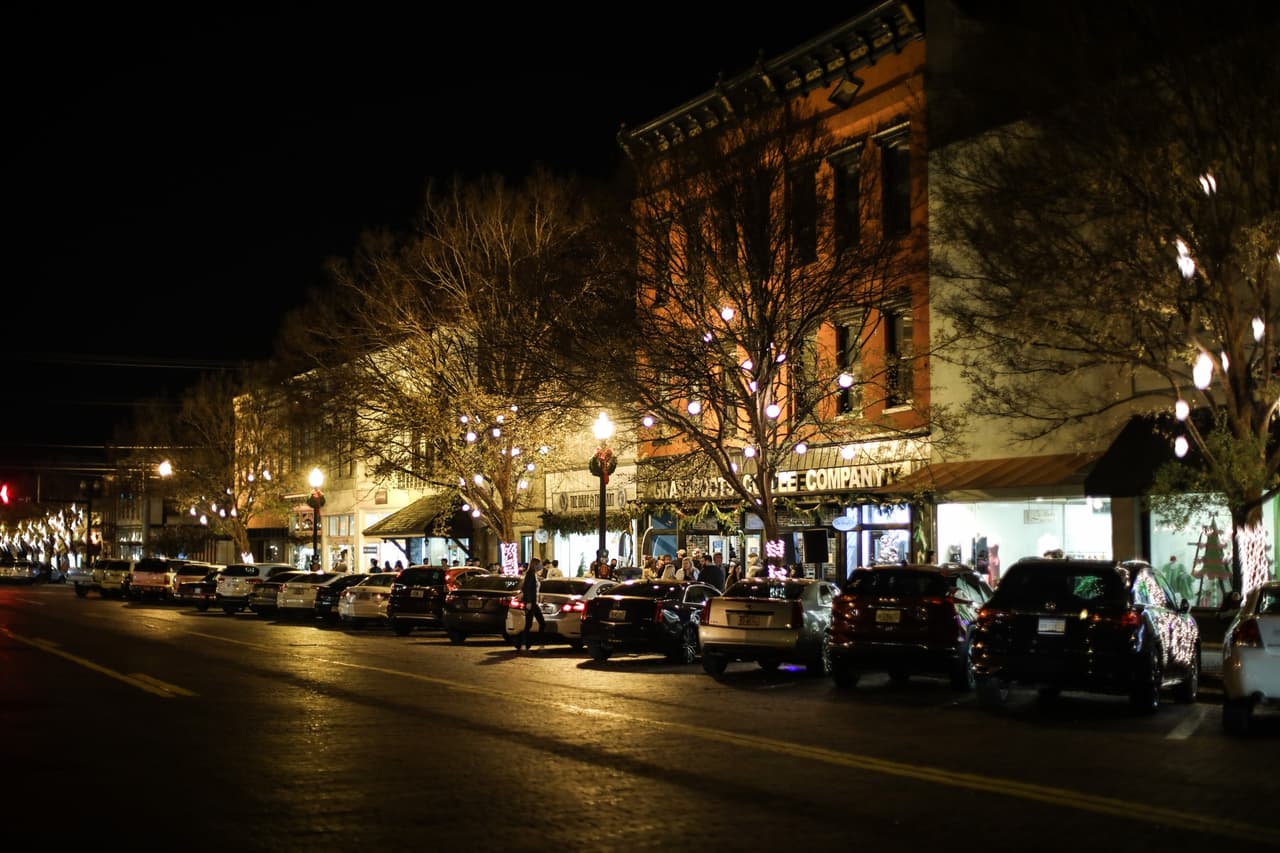 <b><a href="https://goo.gl/maps/GBNnV5ybY71h14GN9" target="_blank">Thomasville</a></b>. La ciudad no sólo organiza un Festival de las Rosas todos los años, sino que su ambiente de pueblo pequeño es lo que le da a este hermoso lugar una sensación hospitalaria y acogedora. Es histórico, vibrante y siempre hay algo que hacer.