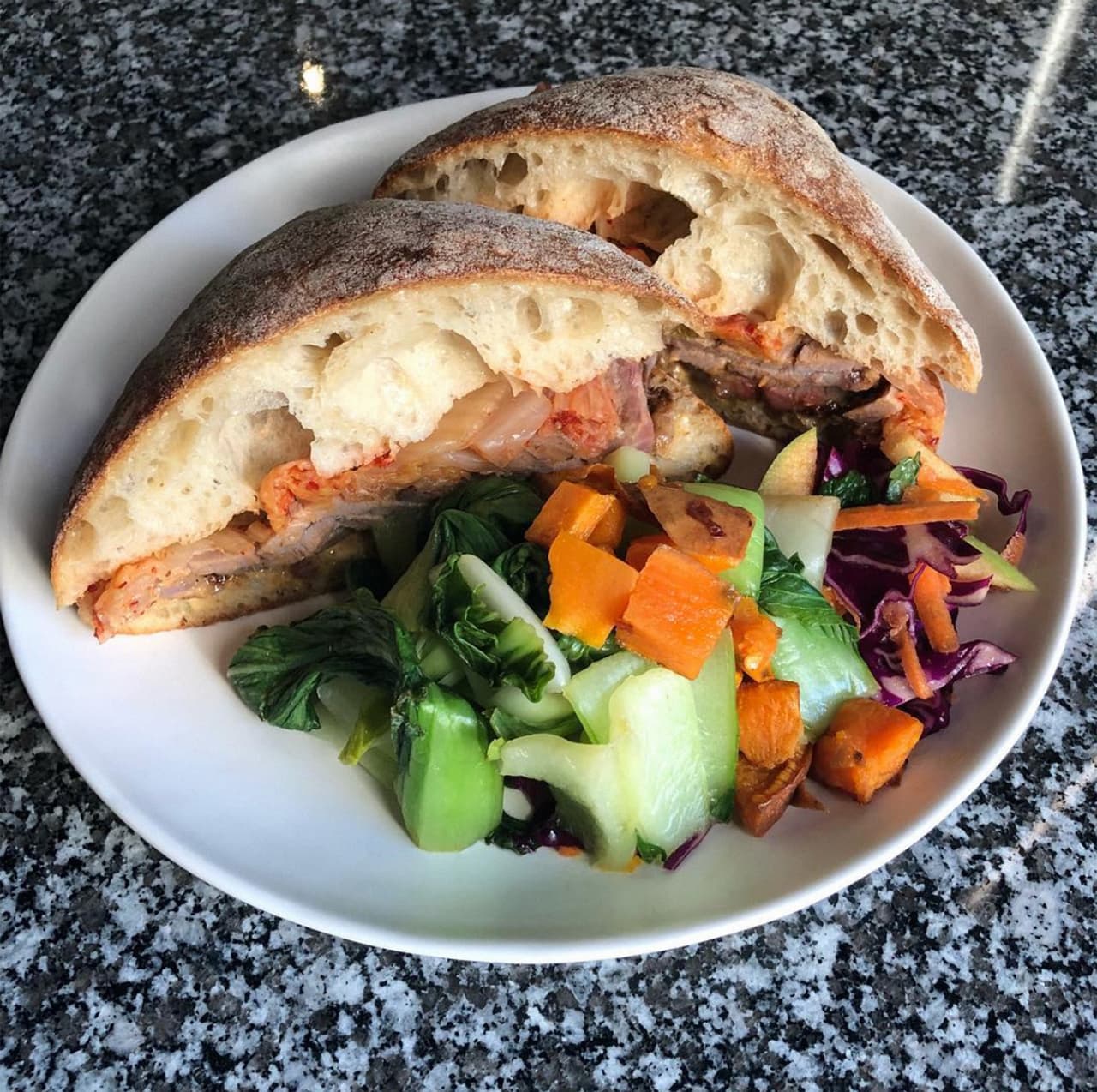 <b>Número 20: Attica.</b> Melbourne, Australia.
<b> </b>Estilo de comida: Australiana moderna. Clasificado constantemente como el mejor restaurante en Australia, es un lugar discreto que sirve un elaborado menú de 
<a href=" https://www.instagram.com/p/BigW59kH7lY/?utm_source=ig_web_copy_link">productos frescos australianos en un acogedor comedor y huerto.</a>