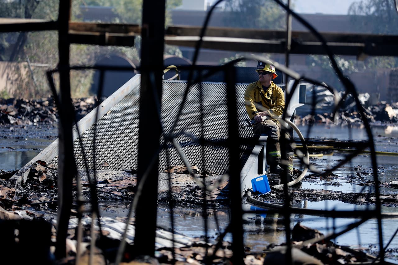 <b>Celeste Mazariegos de Garcia: </b>"Que Dios bendiga a cada uno así cpmo a sus familias; muchas gracias por arriesgar sus vidas por el prójimo. Son digno ejemplo de amor, héroes sin capa, tengo familia y muchos de ellos son bomberos 🚒 en mi país natal 🇬🇹Guatemala. 👏🏽👏🏽👏🏽🤗✋🏾".
<br>