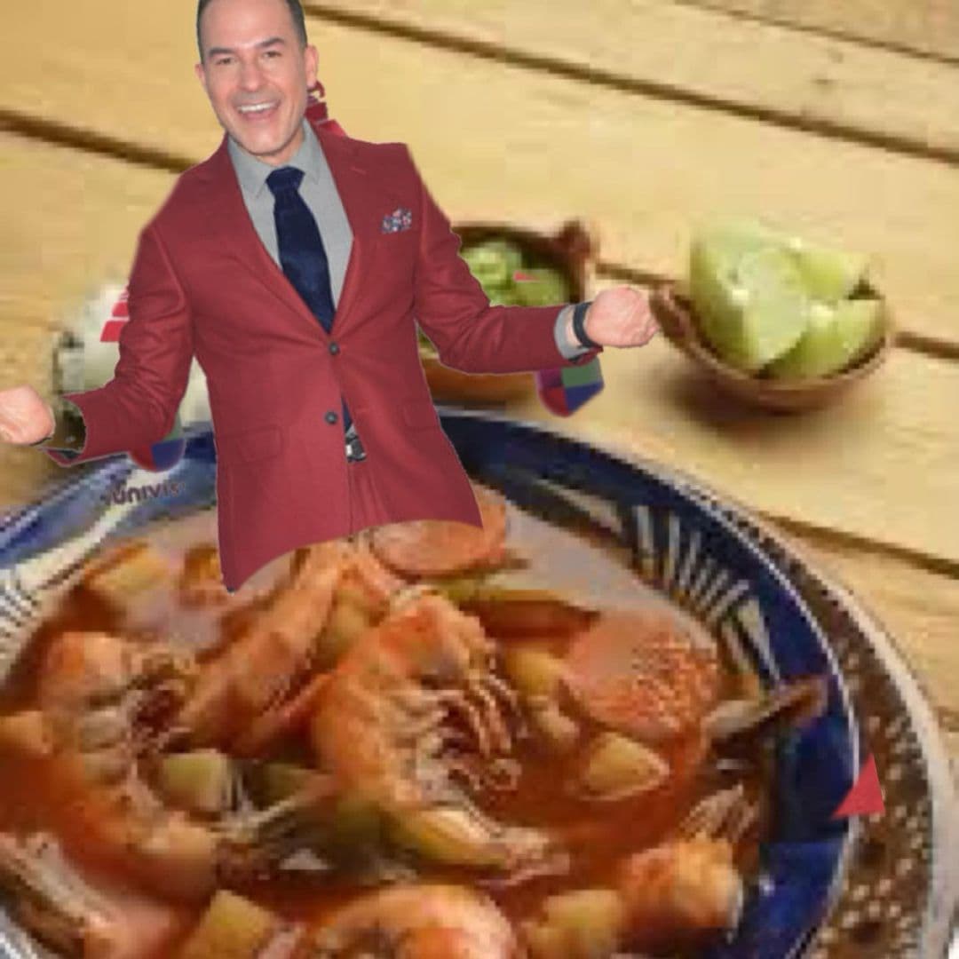 Y lo de Carlitos es sin duda el buen humor. Se puso a tono con un juego de rimas navideñas y las fotos son imperdibles. Aquí Carlos Calderón en caldo de camarón.