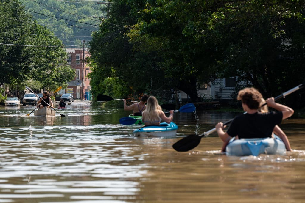 Las inundaciones en Vermont decrecen pero el gobernador advierte: "Esto no está ni cerca de terminar"