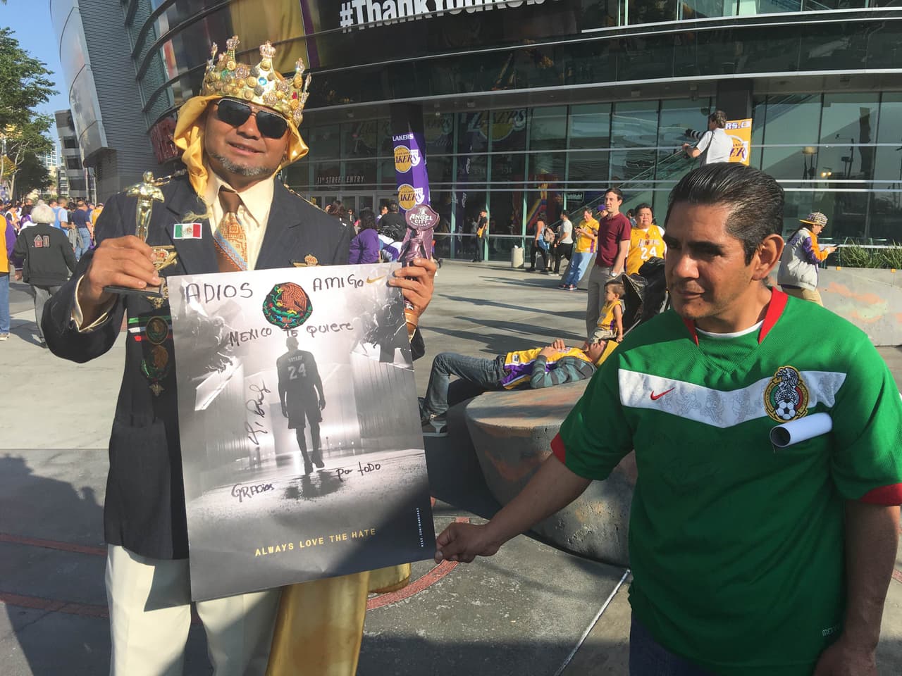 Aficionado con la camiseta de la Selección Mexicana de Futbol en la despedida de Kobe.