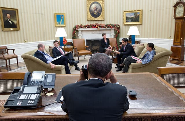 El presidente Obama habla con el presidente Raúl Castro por teléfono