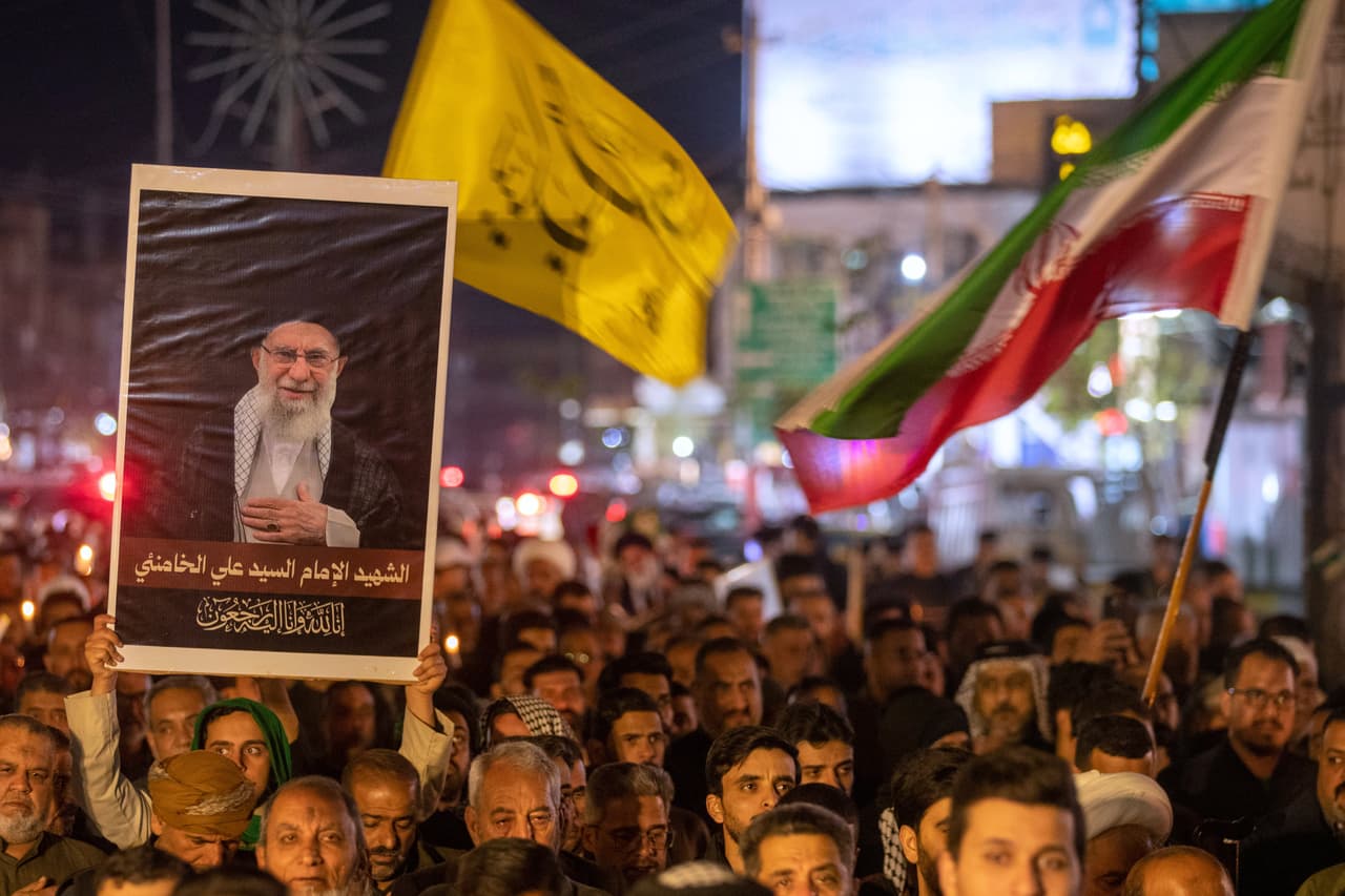 Chiítas iraquíes llevan una réplica del ataúd del líder supremo iraní, el ayatolá Ali Jameneí, asesinado en un ataque aéreo estadounidense en Teherán, durante un funeral simbólico en Najaf, Irak, el miércoles 4 de marzo de 2026.