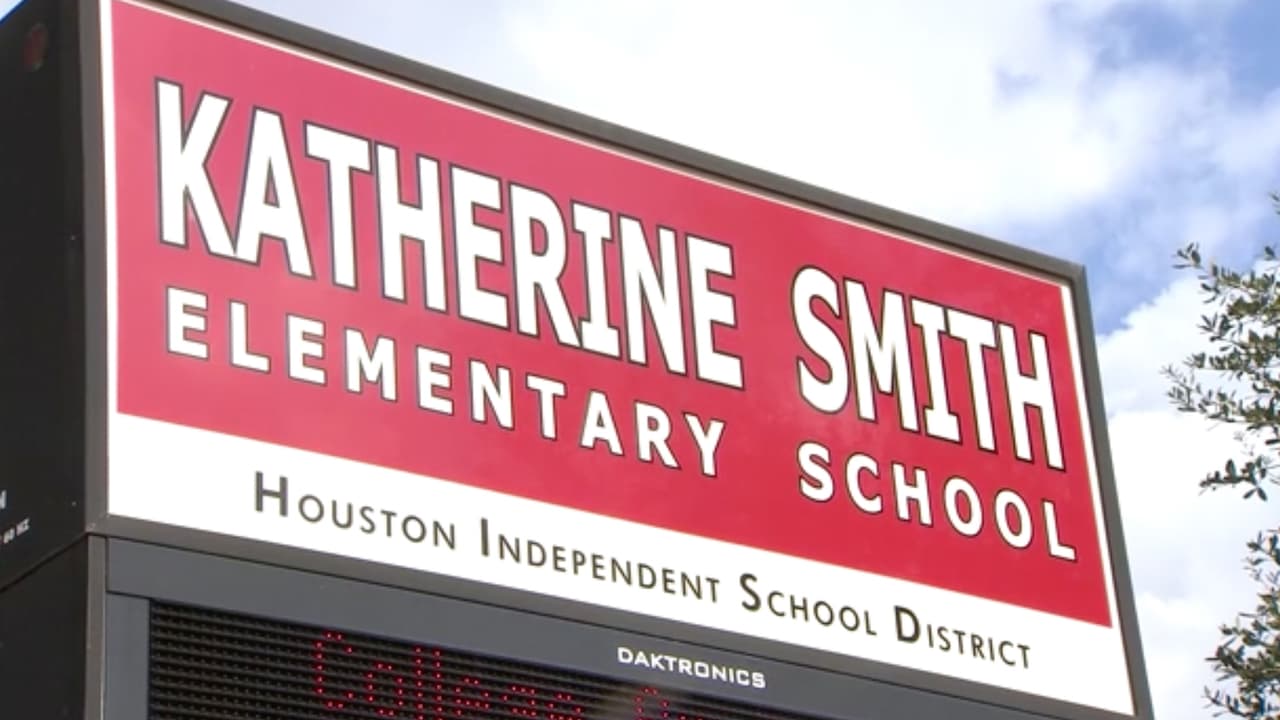 El 3 de noviembre, Fany, de 5 años, estudiante de la primaria 
<b><a href="https://www.univision.com/local/houston-kxln/acusan-jenny-dominguez-agredir-estudiante-escuela-katherine-smith-hisd" target="_blank">Katherine Smith </a></b>del Distrito Escolar Independiente de Houston (HISD por sus siglas en inglés), supuestamente desobedeció a la maestra, que fue identificada como Jenny Alicia Domínguez, cuando le ordenó que tirara un tenedor a la basura.