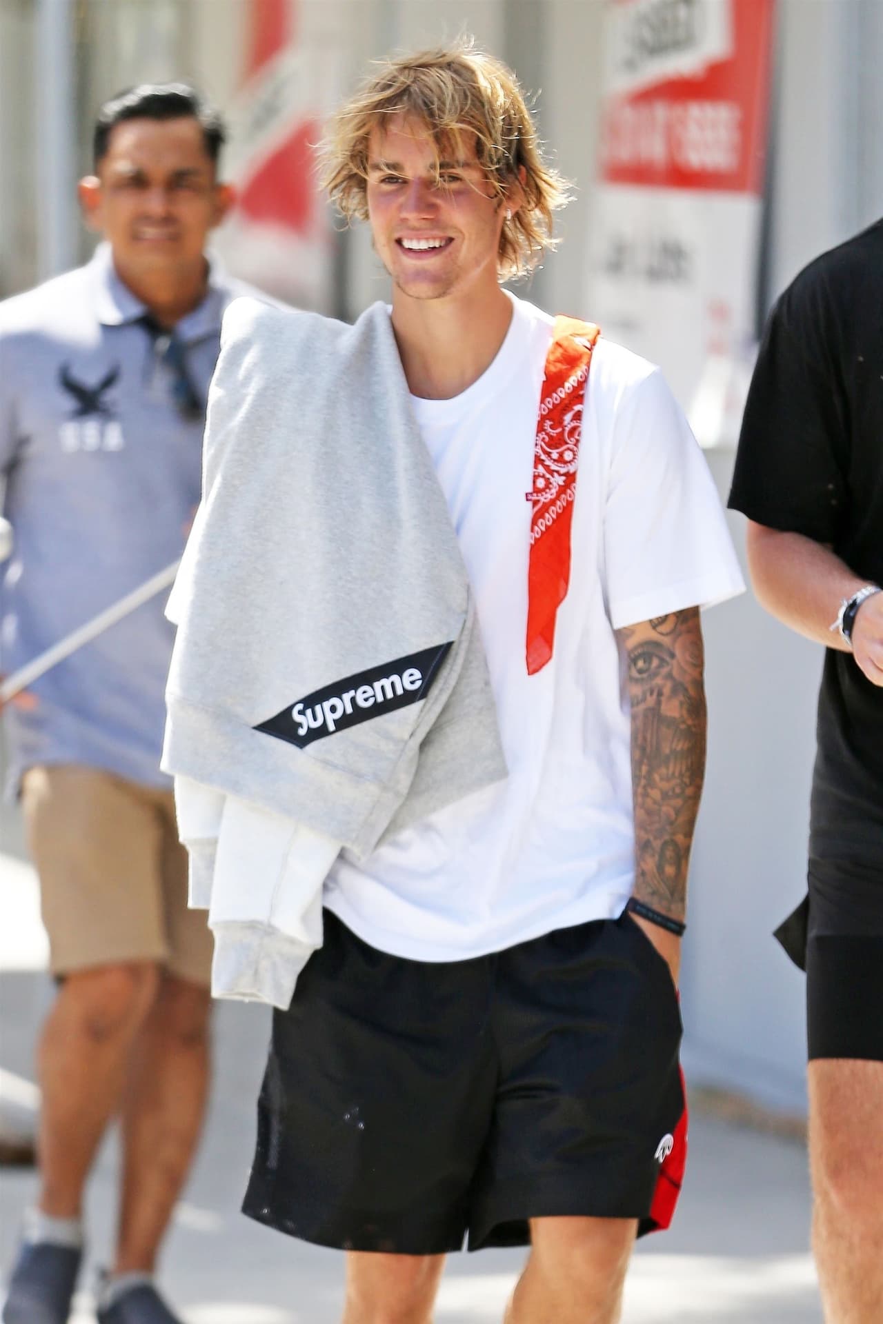 Justin Bieber y Joe Termini son amigos desde que este último fue víctima de un ataque de tiburones. Además,
<b> los dos acuden a la misma iglesia,</b> por lo cual han formado una relación más estrecha. Por esa razón el cantante de pop lucía muy contento ante las cámaras de los paparazzi, pues al parecer todos creyeron que el auto había sido víctima del vandalismo.