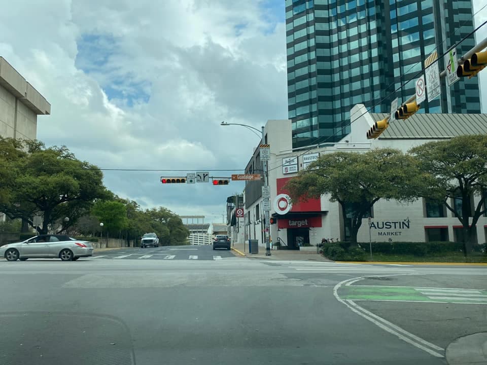 Austin es conocido por ser una de las ciudades con el tráfico más pesado, sin embargo, este martes las calles lucían diferente.