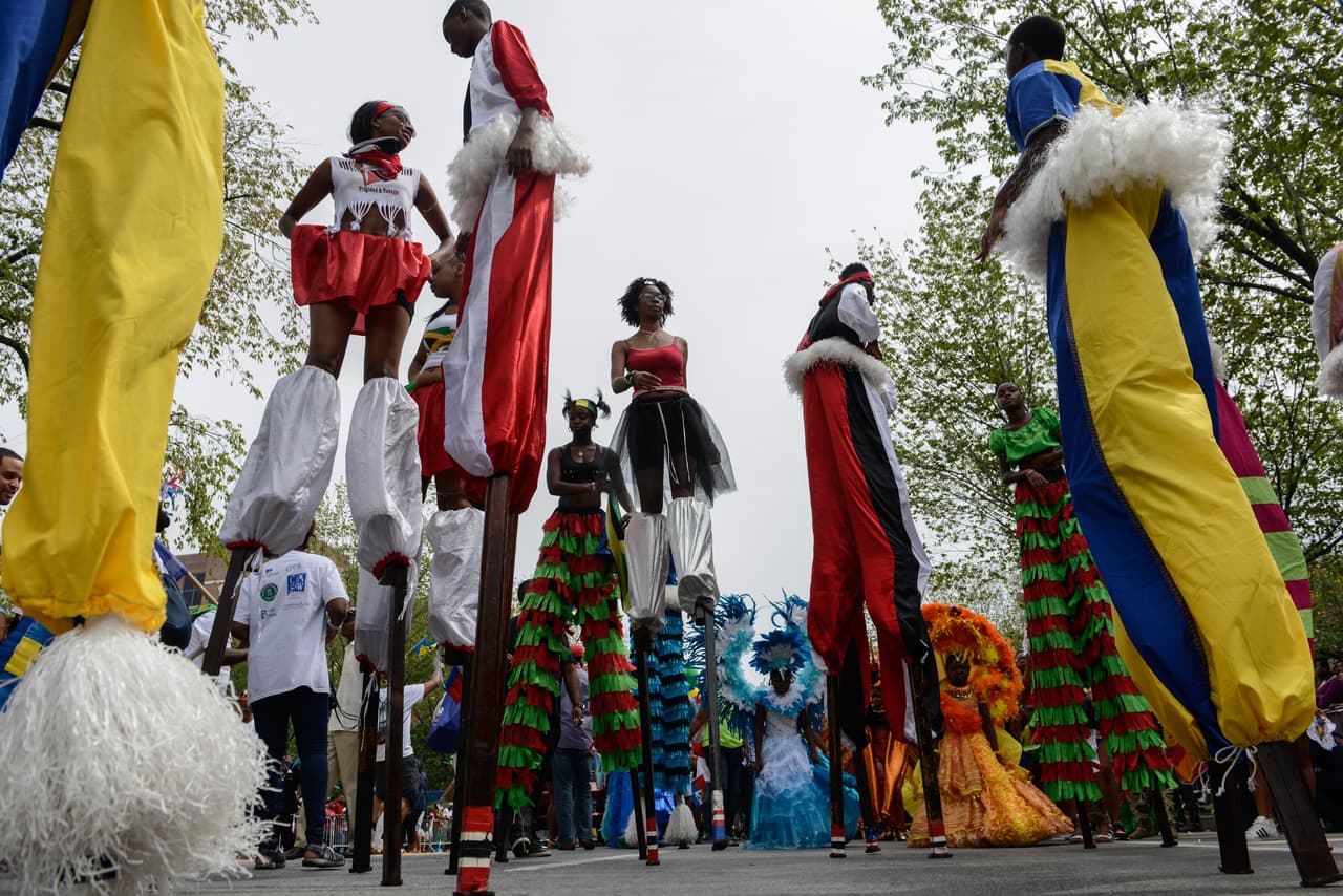 No faltaron los expertos en zancos, que dejaban sin aliento a muchos niños.