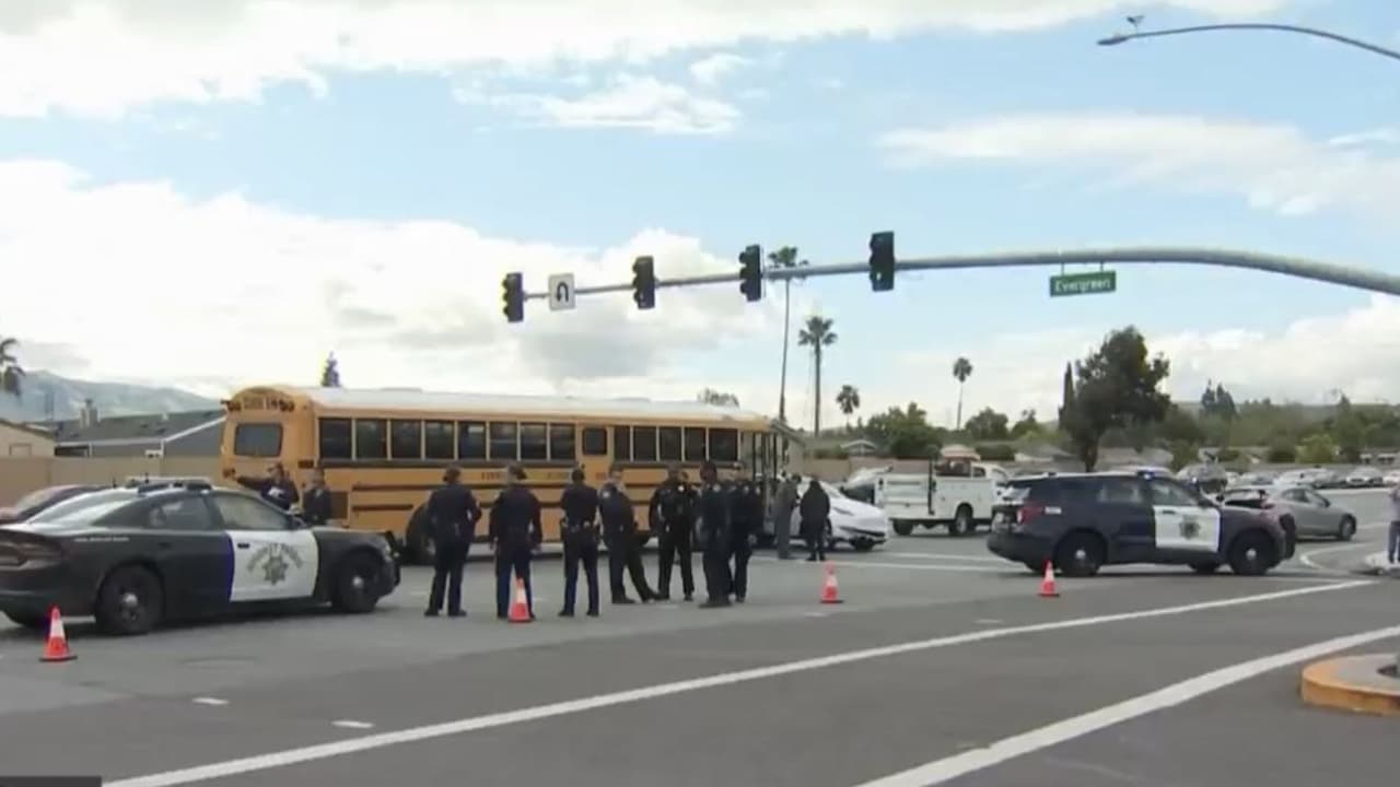Autobús escolar causa carambola en San José