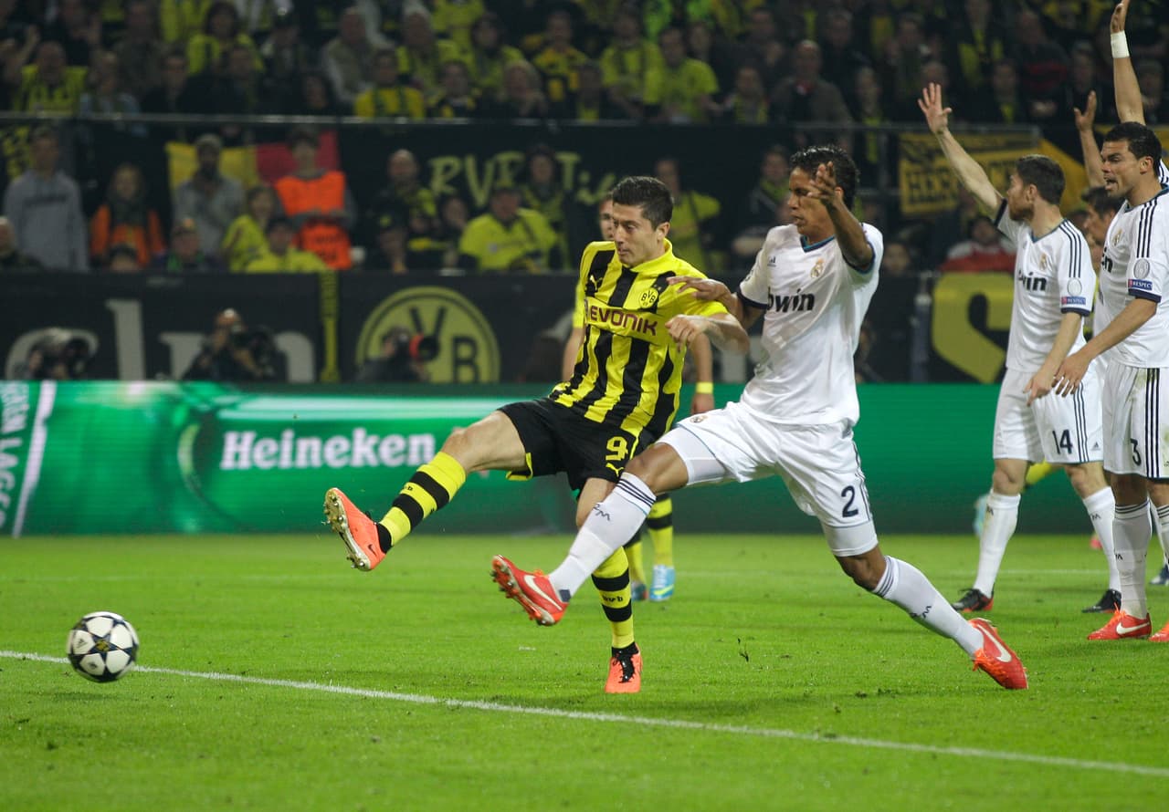 Reus filtró un balón al área chica para que Lewandowski definiera con un punterazo de pierna derecha. El Dortmund volvía a tomar ventaja.