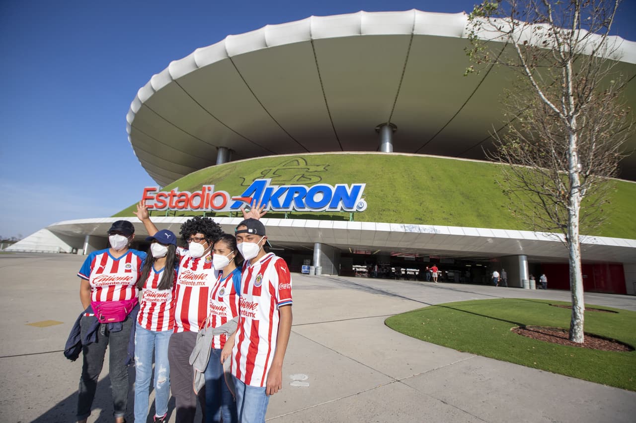 Los afortunados aficionados que consiguieron boleto para el partido más esperado de la temporada regular, comienzan a tomar sus lugares en el Estadio Akron a minutos del pitazo inicial.