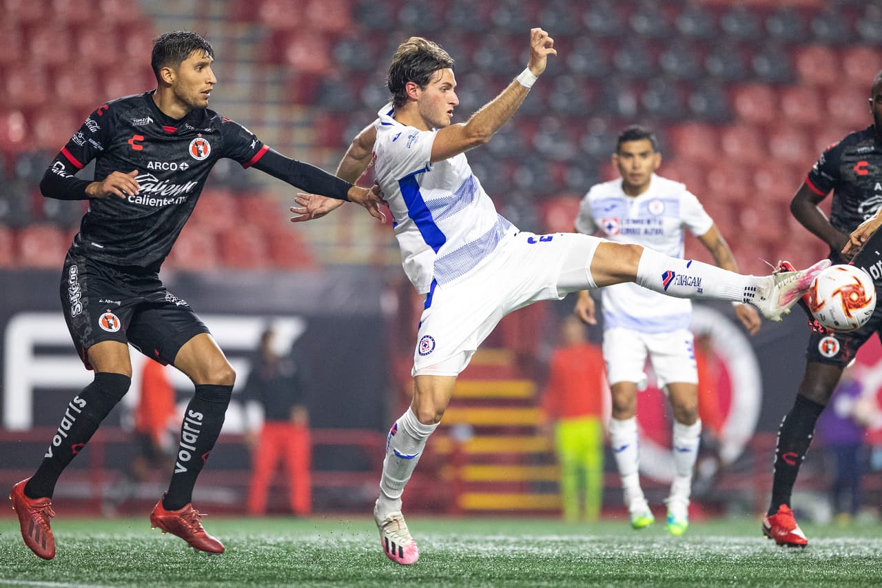 Con goles de Santi Giménez y Jonathan Rodríguez, la Máquina del Cruz Azul vence a los Xolos de Tijuana y regresan a casa con los tres punto y el liderato del torneo.
