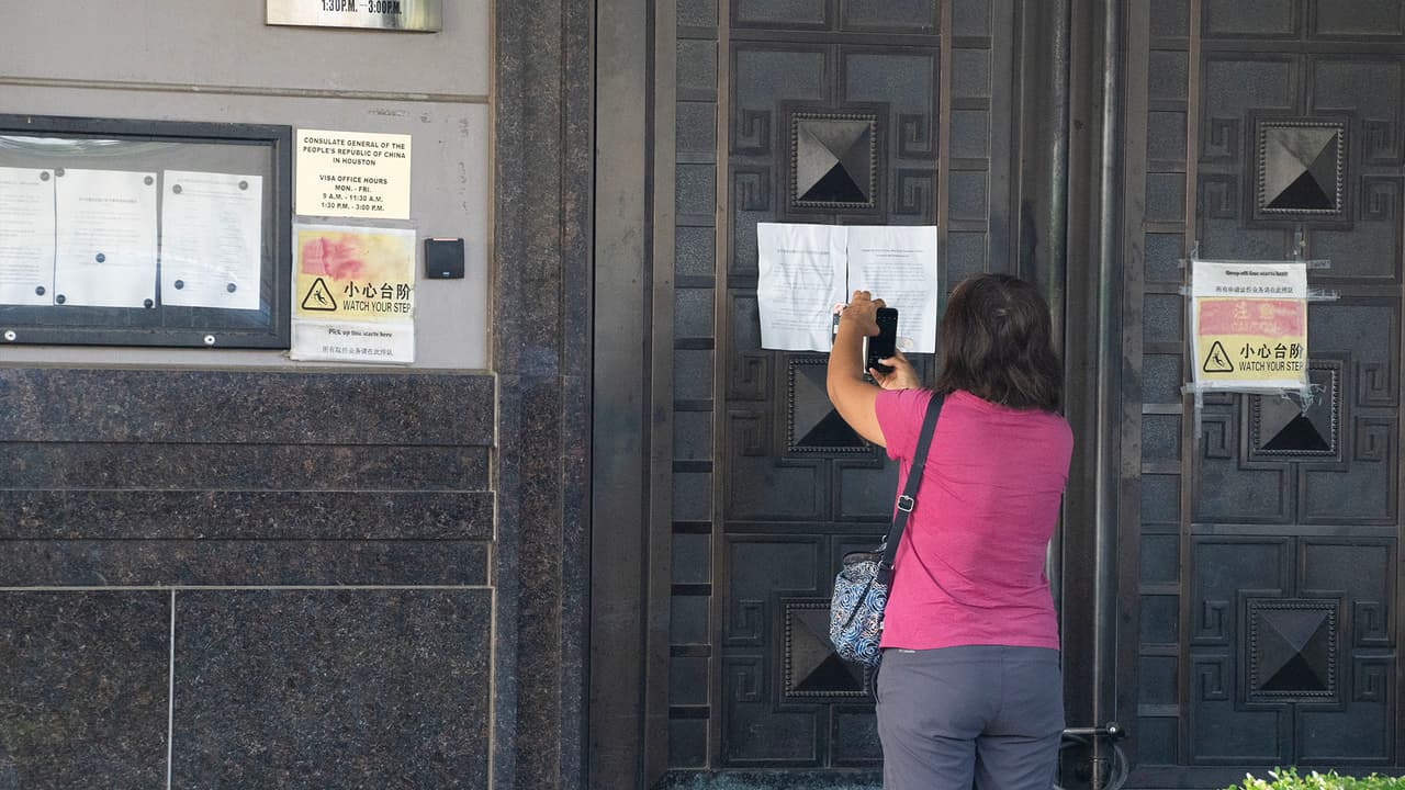 El portavoz del Ministerio de Asuntos Exteriores chino, Wang Wenbin, señaló que 
<a href="https://www.univision.com/temas/eeuu">Estados Unidos</a> ordenó el cierre, una medida que ha sido calificada como una provocación "sin precedentes".