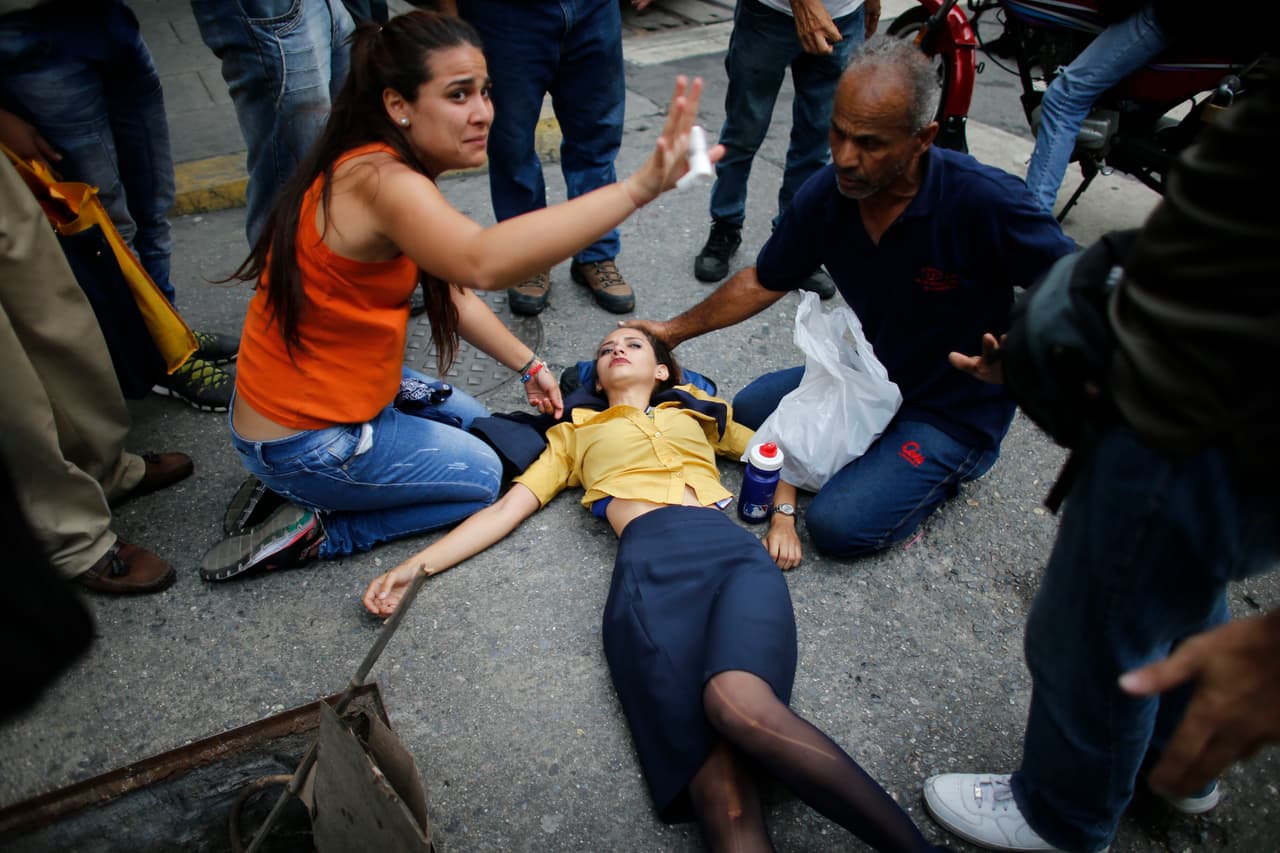 Several woman have been injured in the fray. Caracas, April 20, 2017.