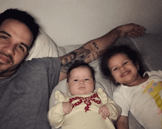 Silvana y Anabella se han robado su corazón, él se derrite de amor por ellas.