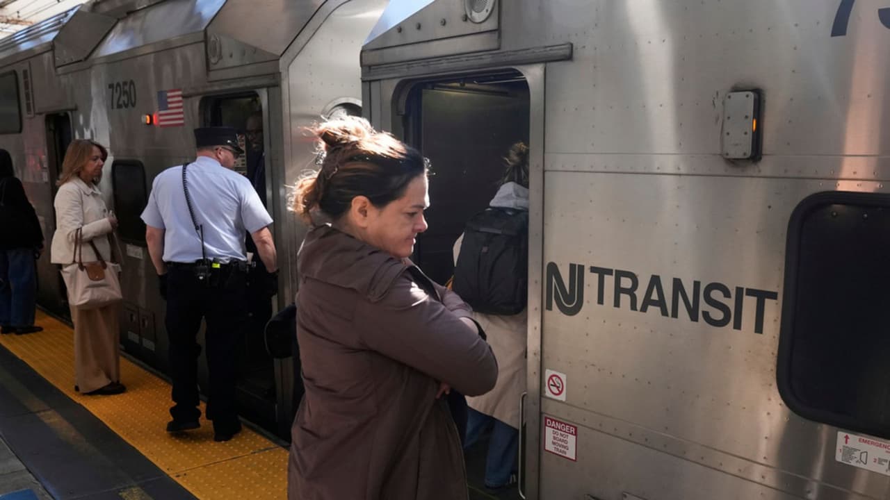Trenes de NJ Transit vuelven a operar tras acuerdo laboral que pone fin a huelga de trabajadores ferroviarios