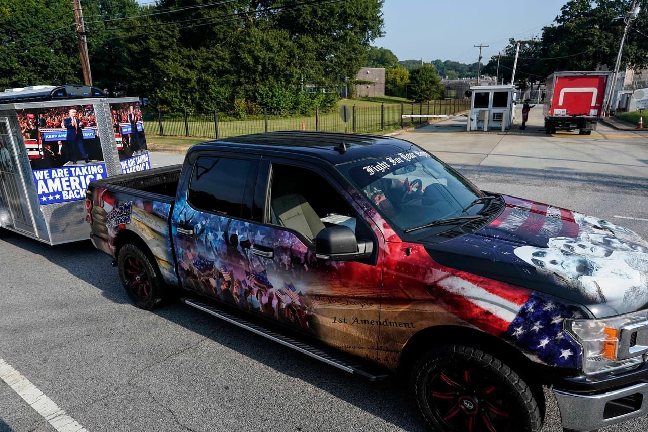 Los simpatizantes del expresidente se concentraron a las puertas de la prisión del condado de Fulton, en Georgia, para expresar su apoyo al republicano.
<br>
