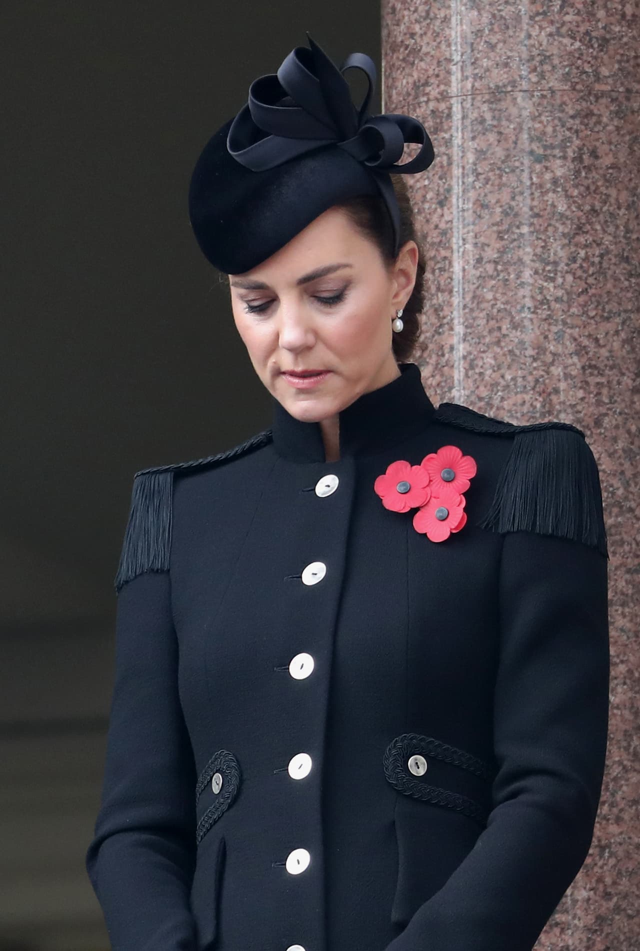 En el tradicional acto de recordación de este domingo 8, la reina se hizo acompañar de algunos miembros de la familia real, entre ellos 
<b><a href="https://www.univision.com/famosos/kate-middleton-y-el-principe-william-sacan-provecho-de-la-salida-de-los-sussex-y-ganan-mas-popularidad-que-ellos-fotos" target="_blank">Kate Middleton</a>. </b>
<br>